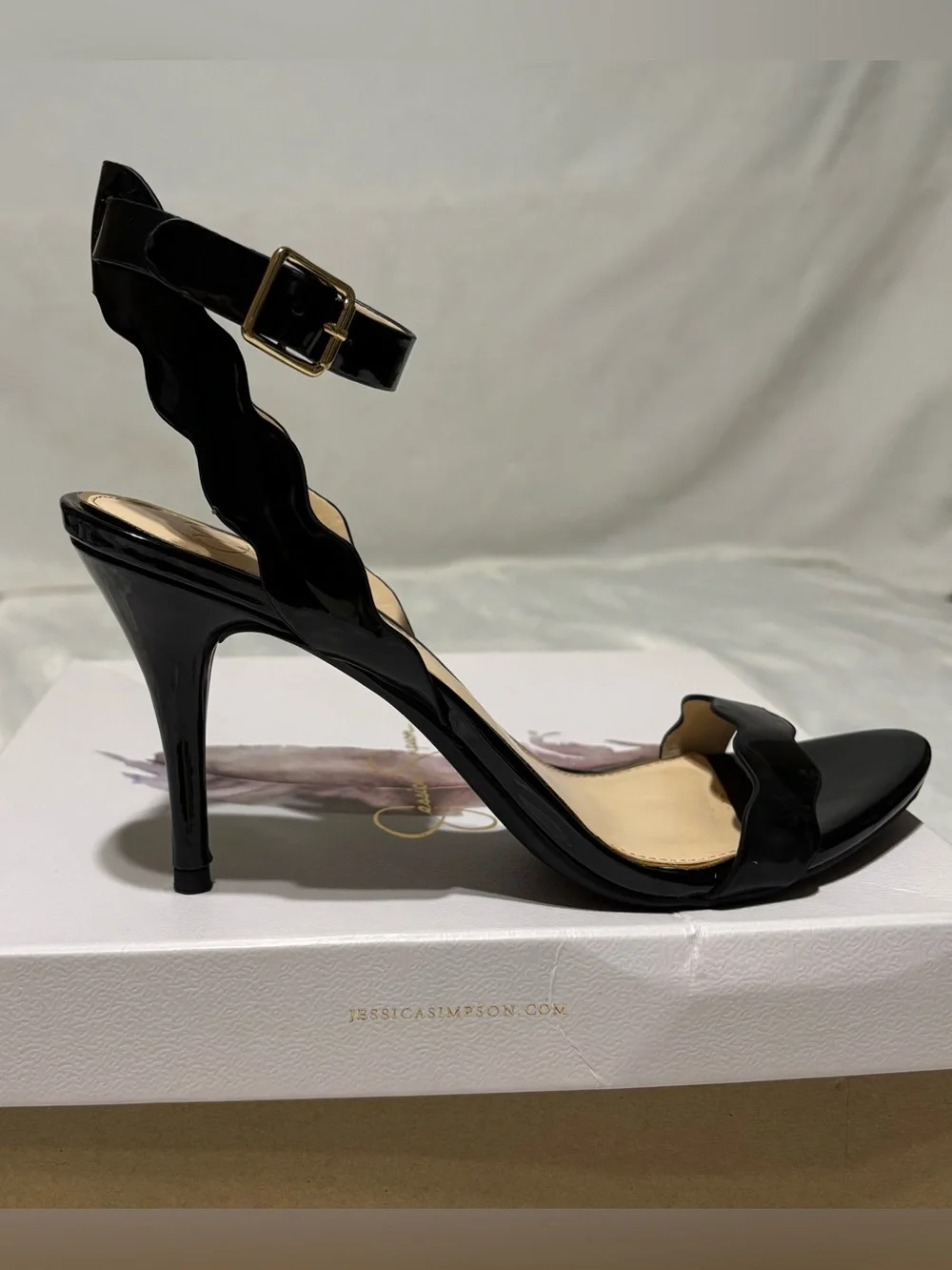 JESSICA SIMPSON black patent sandal 3-1/2”heel ankle strap with scalloped trim - Picture 1 of 12